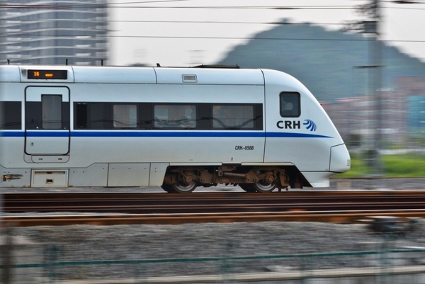 crh1b 最高运营速度:250km/h 牵引功率:11000kw 紧急制动距离:≤3200