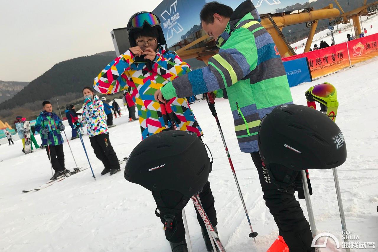 男子花式滑雪比赛中的腾空一跃_虎扑其他新闻