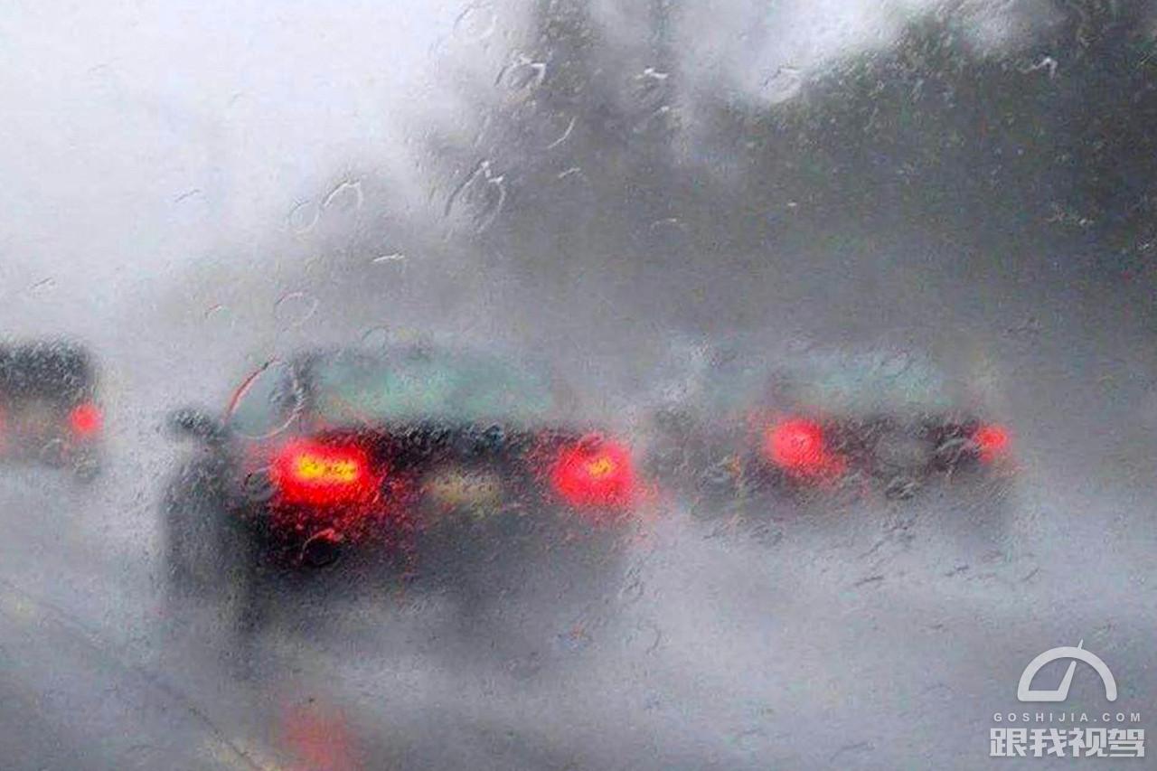 高速上遇到大暴雨，该如何正确应对？_全球新能源汽车网